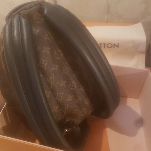 LV backpack - Picture 2 of 2